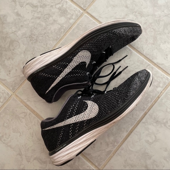 Men’s Nike Black & White Cloudflow Sneakers - Picture 10 of 13